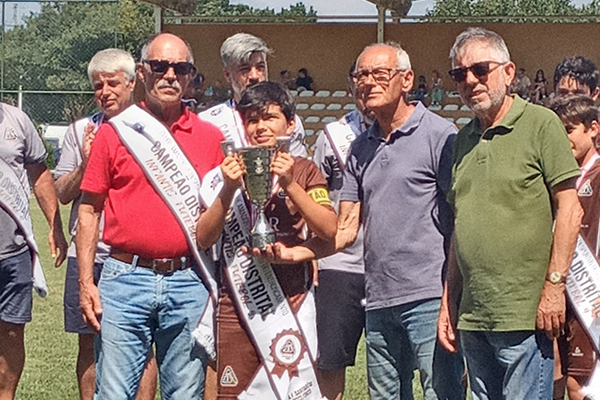 Infantis do CADE recebem medalhas e troféu de campeão distrital