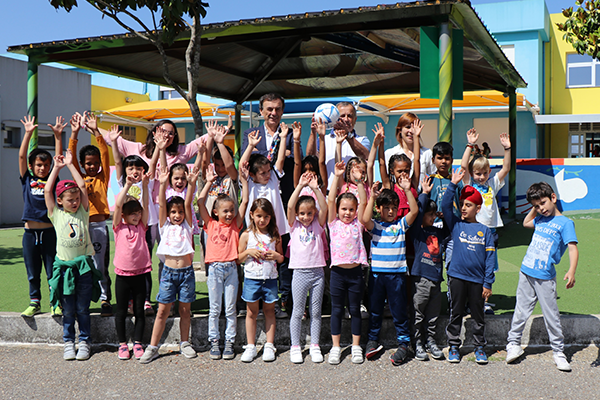 AFS entrega bolas a escolas de Rio Maior