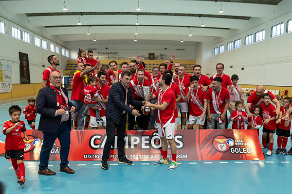 Seniores da Casa Benfica Golegã recebem medalhas e troféu de campeão distrital