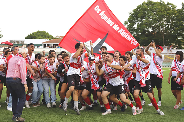 Seniores do CD "Os Águias" recebem medalhas e troféu de campeão distrital