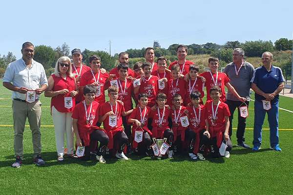 Infantis do Sport Abrantes Benfica recebem medalhas e troféu de campeão distrital