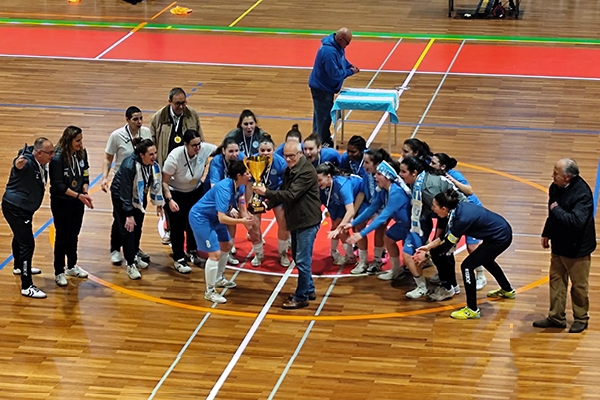 Vitória CS recebe medalhas e troféu de campeão interdistrital