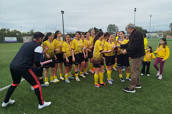 Associação dos Covões recebe medalhas e troféu de campeão interdistrital