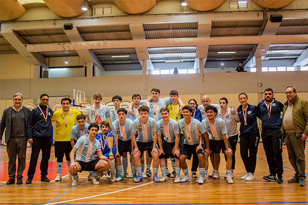 Juniores do Vitória CS recebem medalhas e troféu de campeão distrital