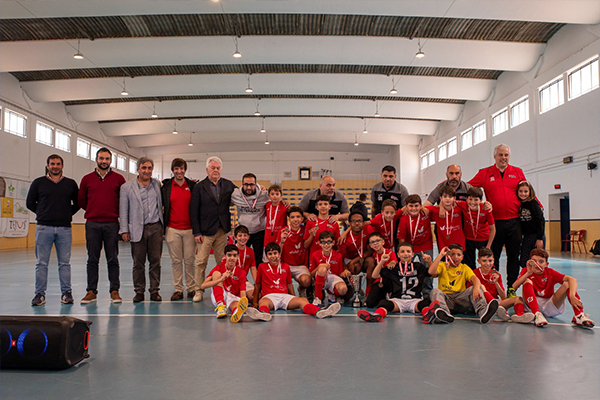 Infantis da Casa Benfica Golegã recebem medalhas e troféu de campeão distrital