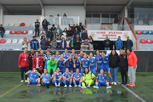 CA Ouriense recebe medalhas e troféu de campeão distrital