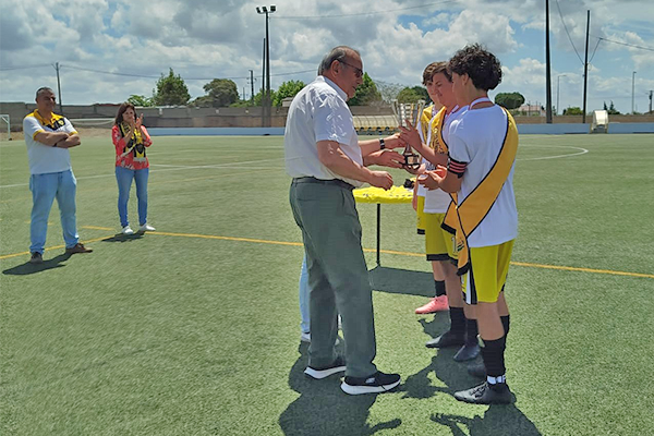 Juvenis do CCRD Moçarriense recebem medalhas e troféu de campeão distrital
