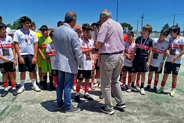 Infantis do CD "Os Águias" recebem medalhas e troféu de campeão distrital