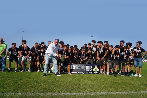 Iniciados do GD Samora Correia recebem medalhas e troféu de campeão distrital