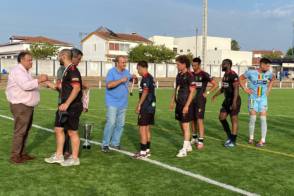 Seniores do AREPA recebem medalhas e troféu de campeão distrital
