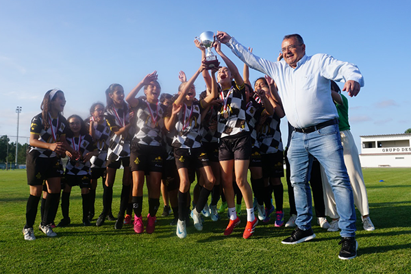 GD Samora Correia recebe medalhas e troféu vencedor da Taça Encerramento Fem. Sub-13