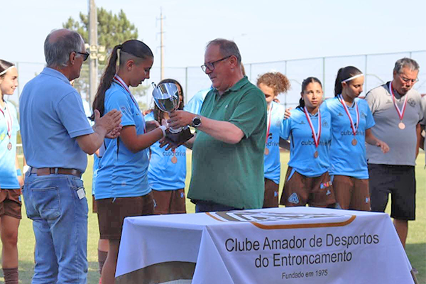 CADE recebe medalhas e troféu vencedor da Taça Encerramento Fem. Sub-17