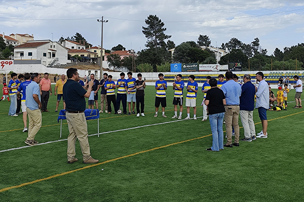 Casa Povo Pego recebe medalhas e troféu vencedor da Taça Encerramento Juvenis II Divisão