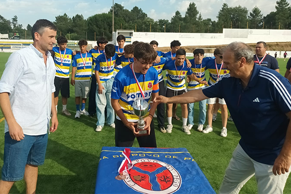 Casa Povo Pego recebe medalhas e troféu vencedor da Taça Encerramento Juvenis II Divisão