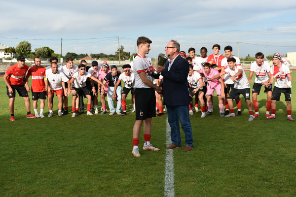 Juniores do CD "Os Águias" recebem medalhas e troféu de campeão distrital