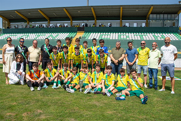 CD Torres Novas recebe medalhas e troféu de campeão distrital