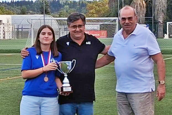 AA Santarém recebe medalhas e troféu de vencedor da Taça Encerramento Fem. Sub-15