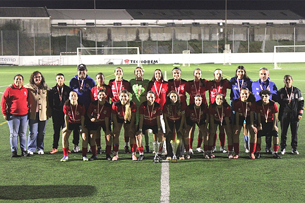 Juvenis Femininos do CA Ouriense recebem medalhas e troféu de campeão interdistrital